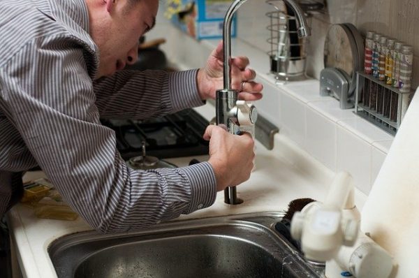 Comment réparer une fuite d’eau chez vous?